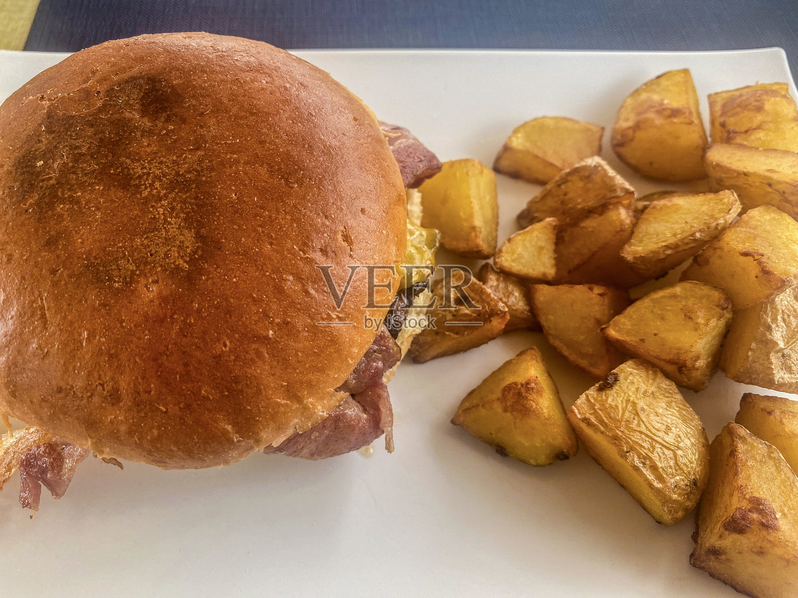 汉堡配烤土豆块照片摄影图片