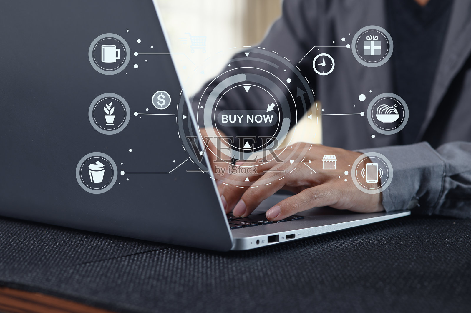 键盘上敲击笔记本电脑，上面有电子商务按钮和购物图标照片摄影图片