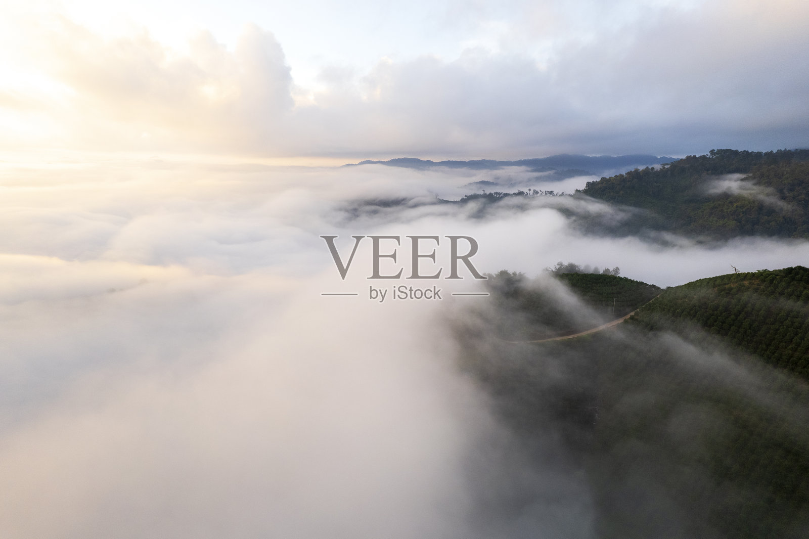 日落时分色彩斑斓、气势恢宏的天空与云彩照片摄影图片