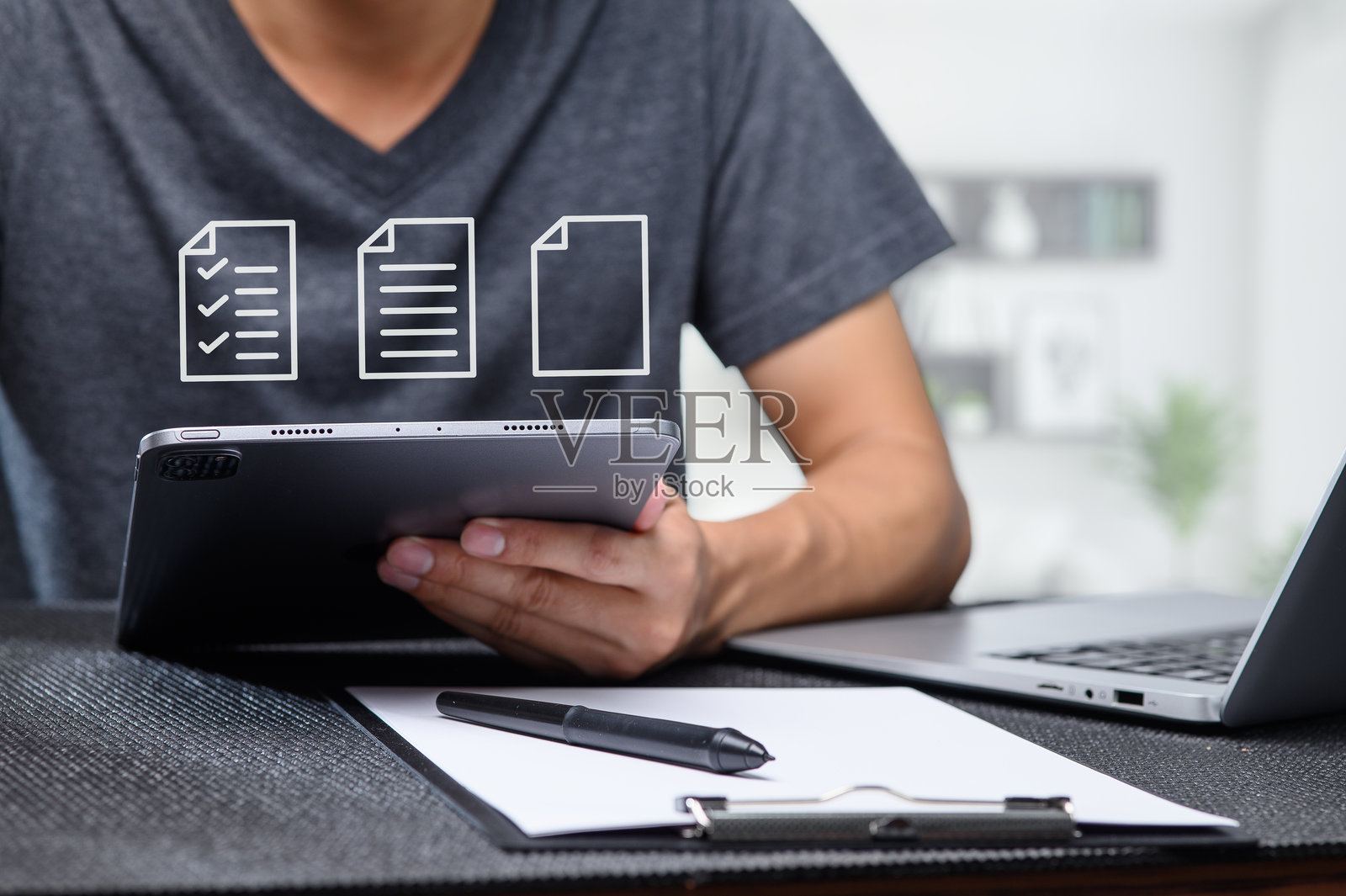 人们选择使用数字文档以高效完成任务照片摄影图片