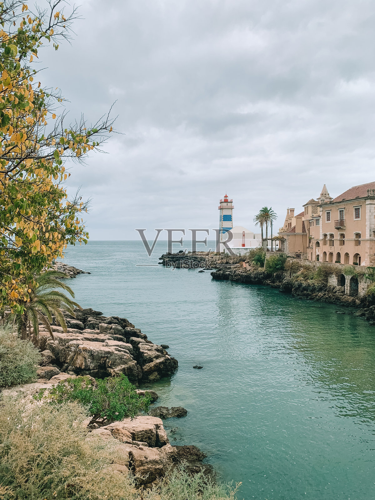 葡萄牙卡斯凯什海岸美景，有蓝色海洋和彩色房屋照片摄影图片