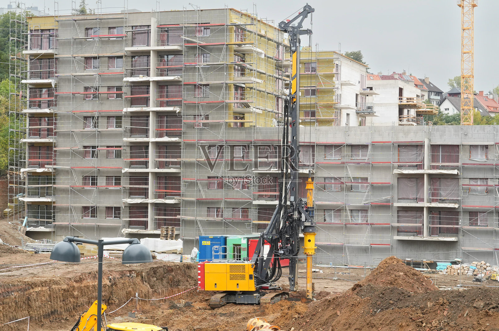 城市中一栋新建的多层建筑正在施工。照片摄影图片