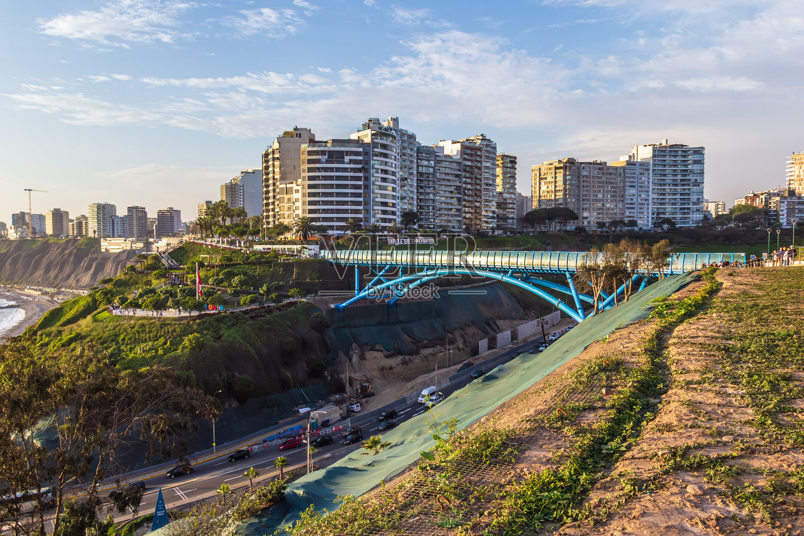 和平桥在金色时刻，利马巴兰科区照片摄影图片