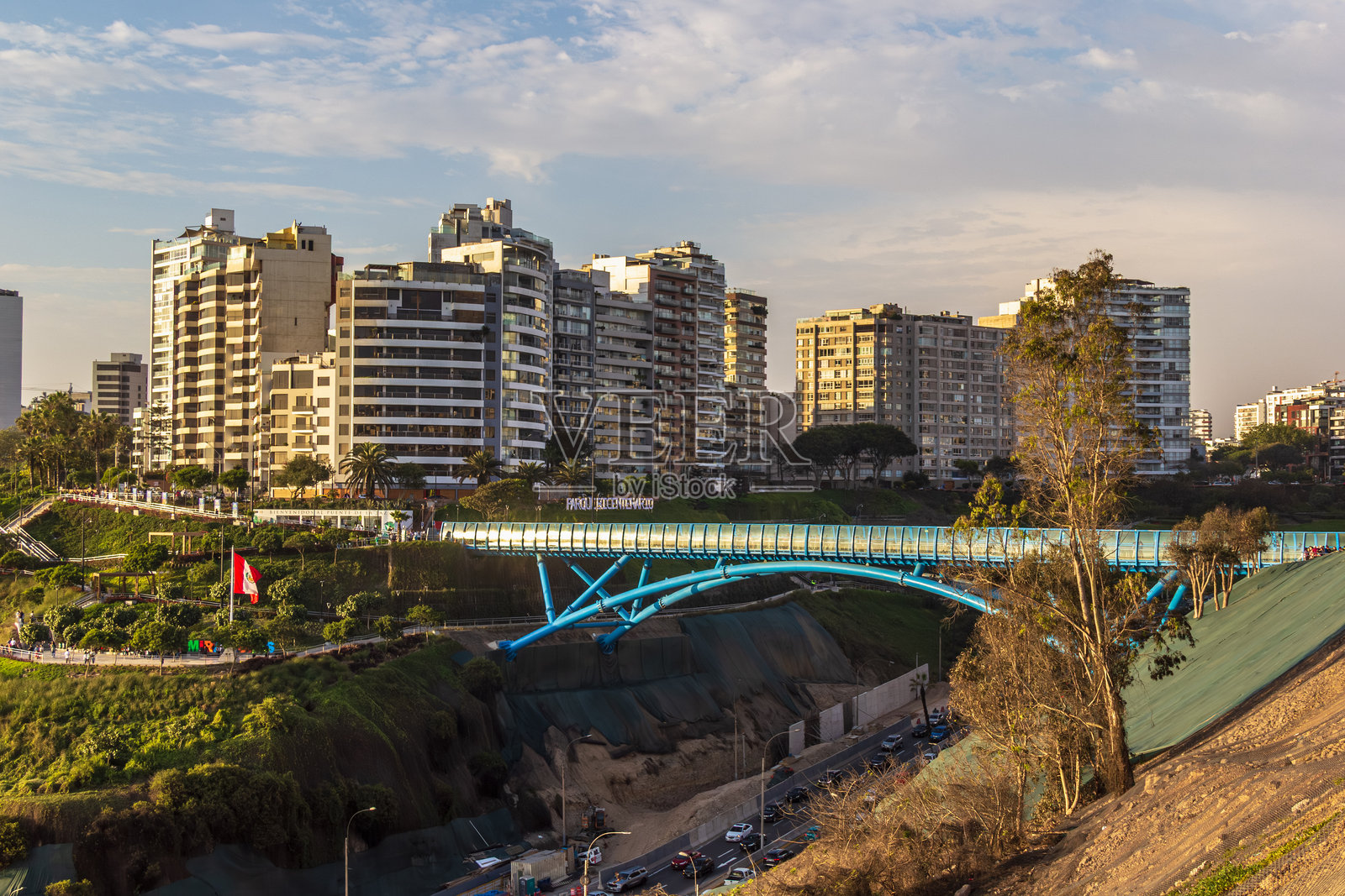 和平之桥在黄金时段，利马巴兰科区照片摄影图片