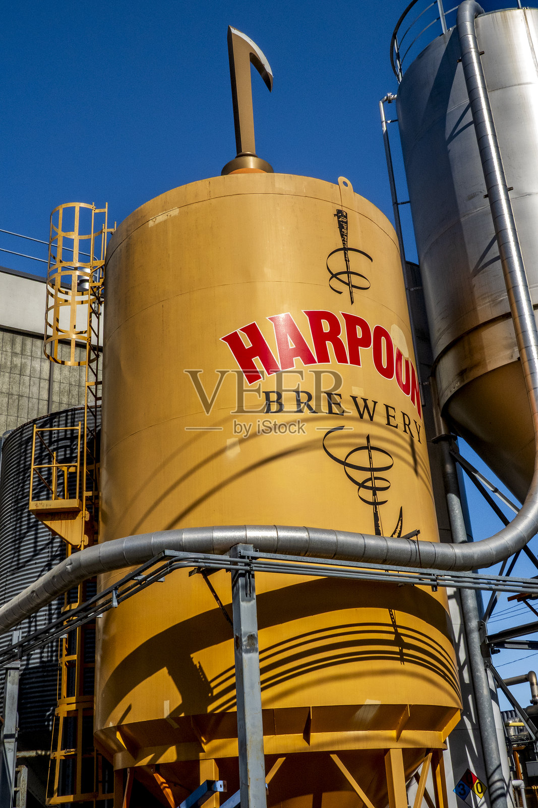 带有哈普恩啤酒厂标志的大型黄色筒仓照片摄影图片