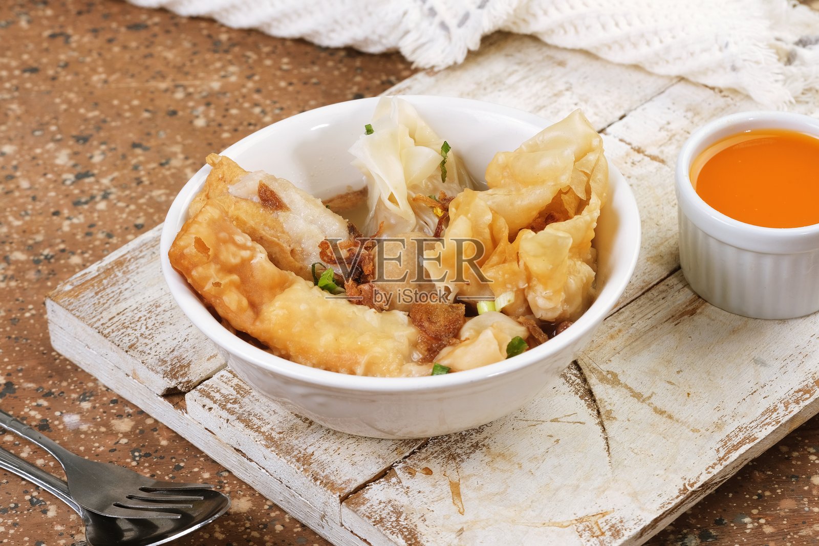 马朗肉丸印尼传统肉丸汤，放在纹理桌上照片摄影图片