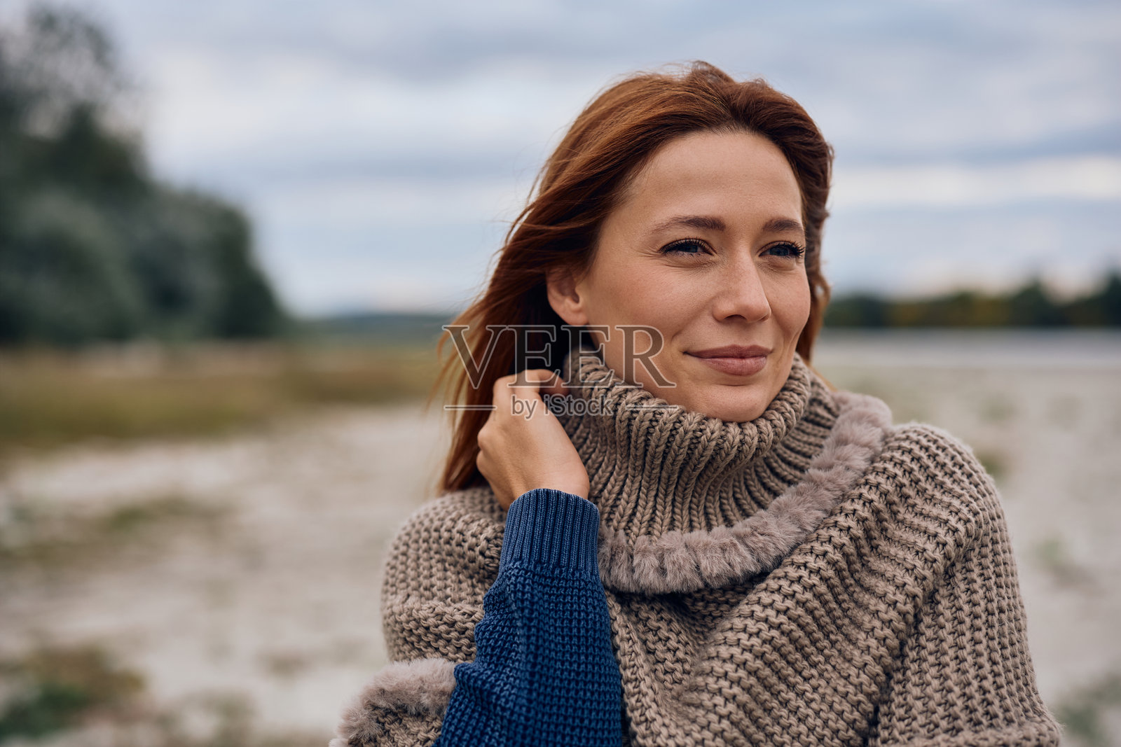 秋日户外，一位女士微笑着遐想。照片摄影图片