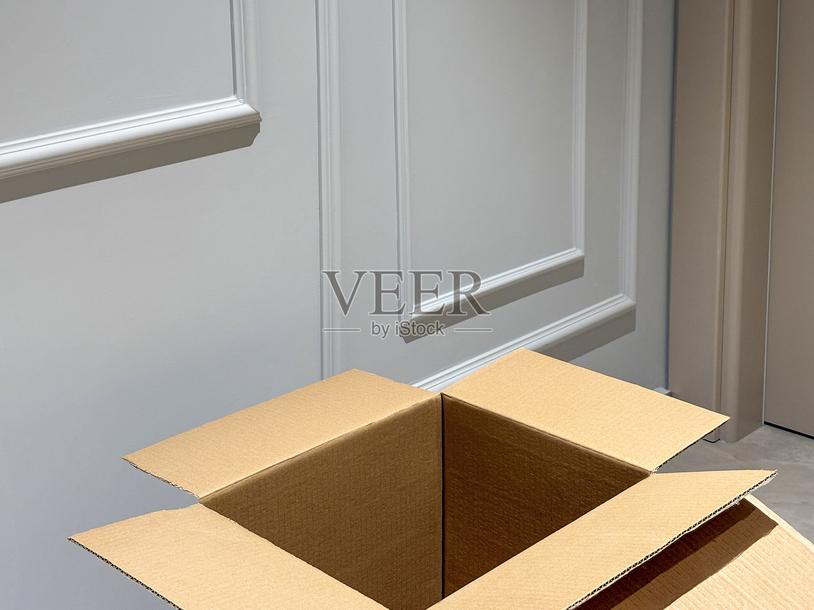 纸板箱。打开的空纸板箱在家中照片摄影图片