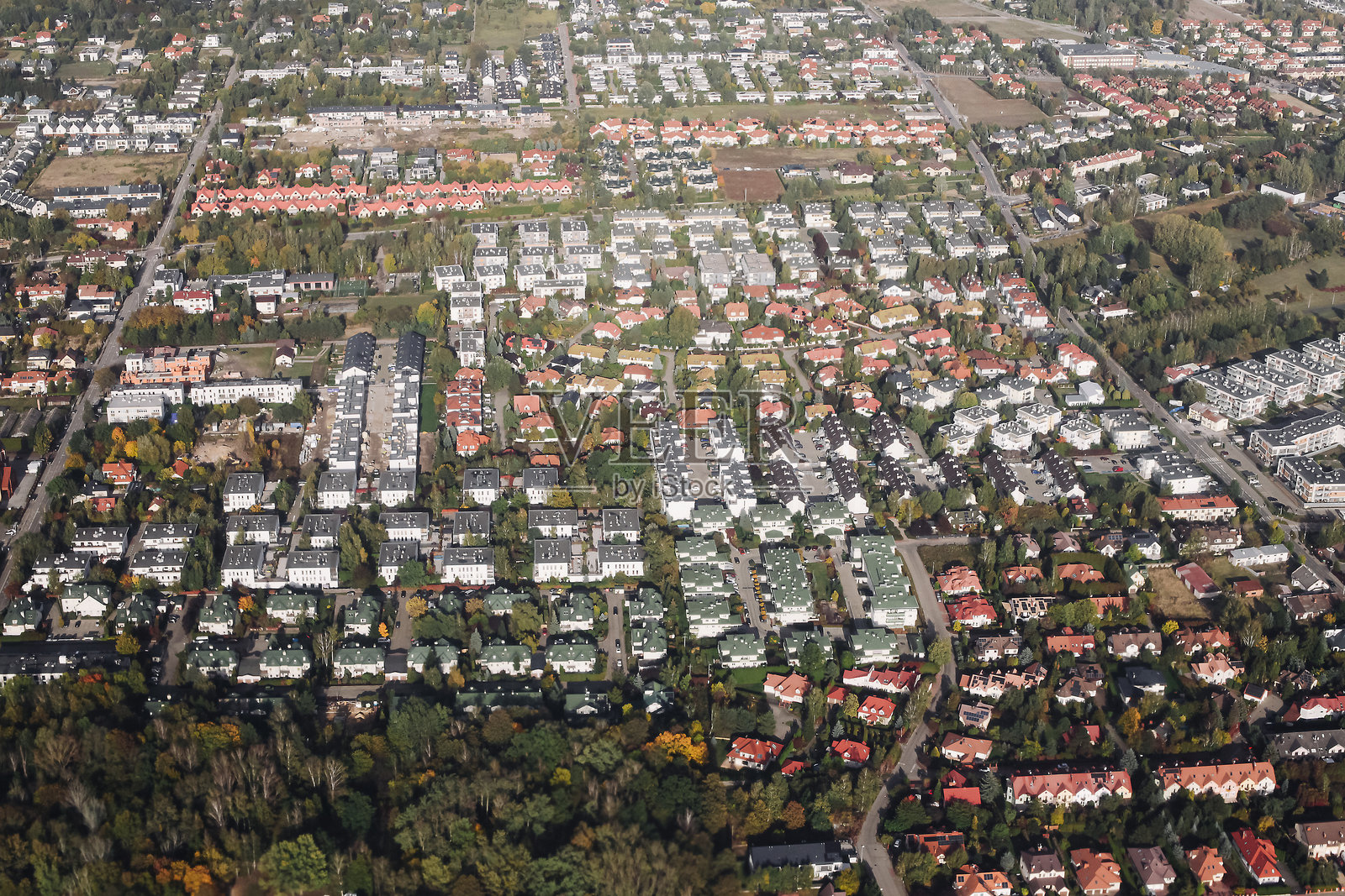 航拍的城市住宅区，有街道、房屋和树木。照片摄影图片