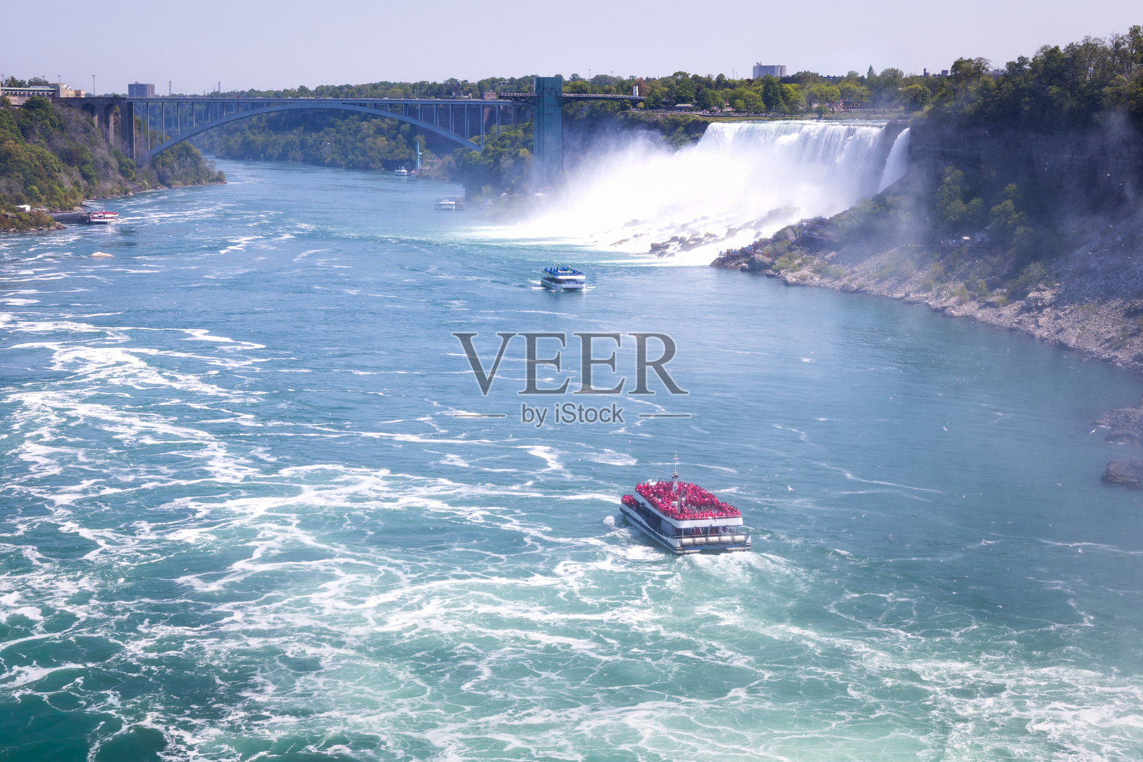 游客船在加拿大尼亚加拉瀑布附近巡游照片摄影图片