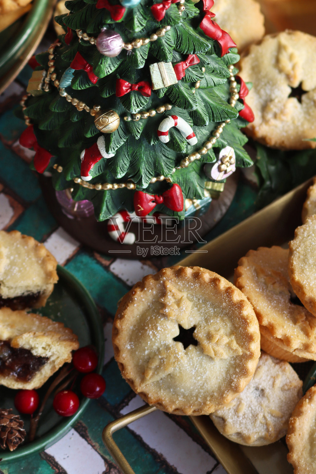 圣诞树、肉馅饼和馅饼/传统肉馅节日食品派对展示，温馨的节日甜点桌照片摄影图片