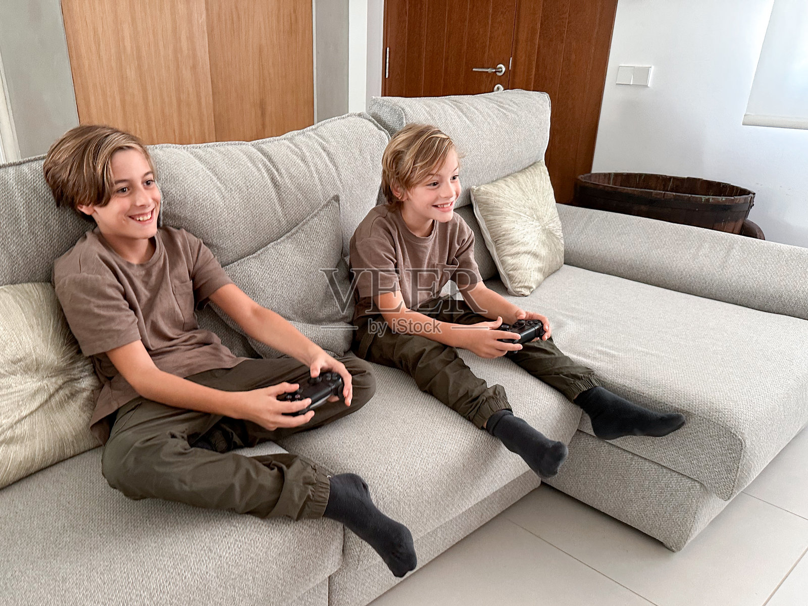 孩子们在家一起玩电子游戏照片摄影图片