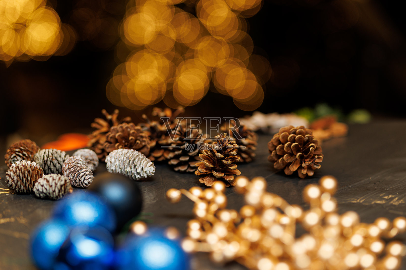 圣诞松果与金色散景灯光照片摄影图片