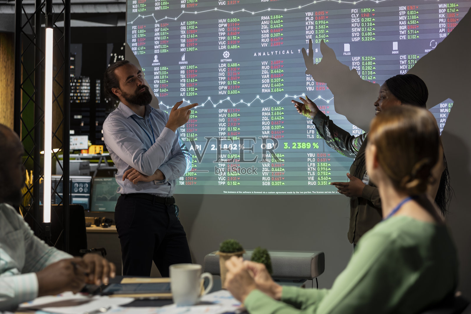 多民族团队的员工正在为一个新项目进行市场调研照片摄影图片