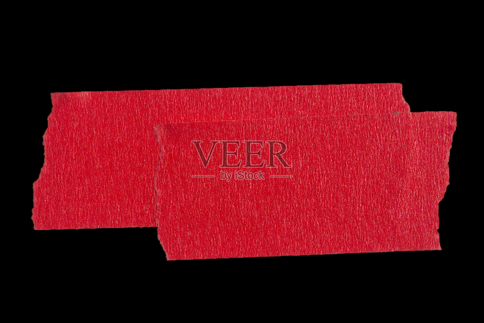 撕裂的纸张，贴有红色的美纹纸胶带，背景为黑色照片摄影图片