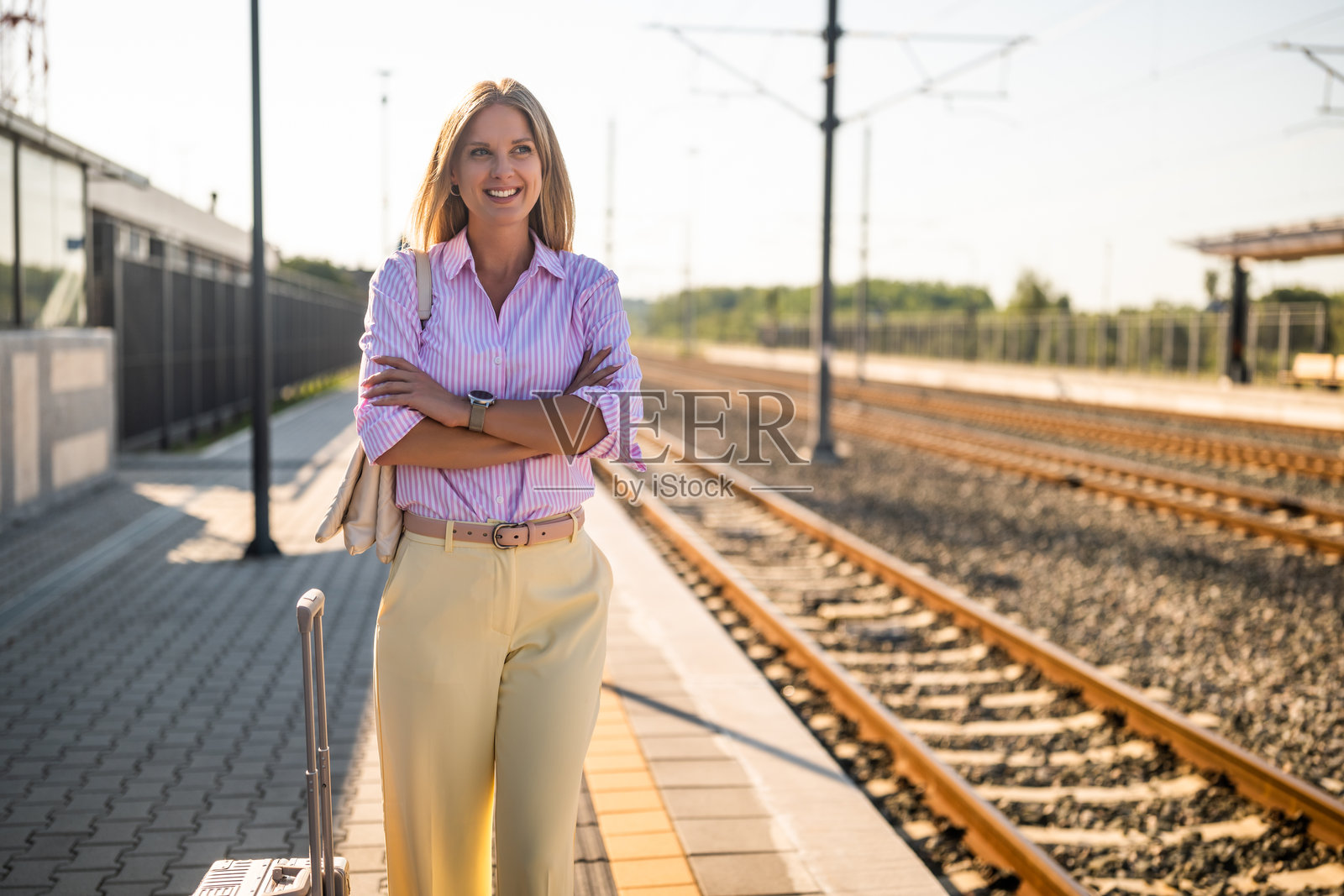 自信的商界女性在火车站等候照片摄影图片