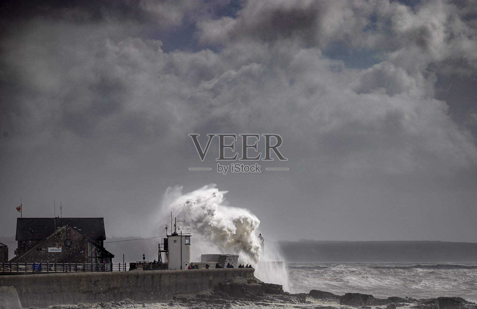 巨大的海浪拍打着威尔士南部海岸的波斯考尔海滨小镇和海防工事，英国风暴 2015年9月15日照片摄影图片