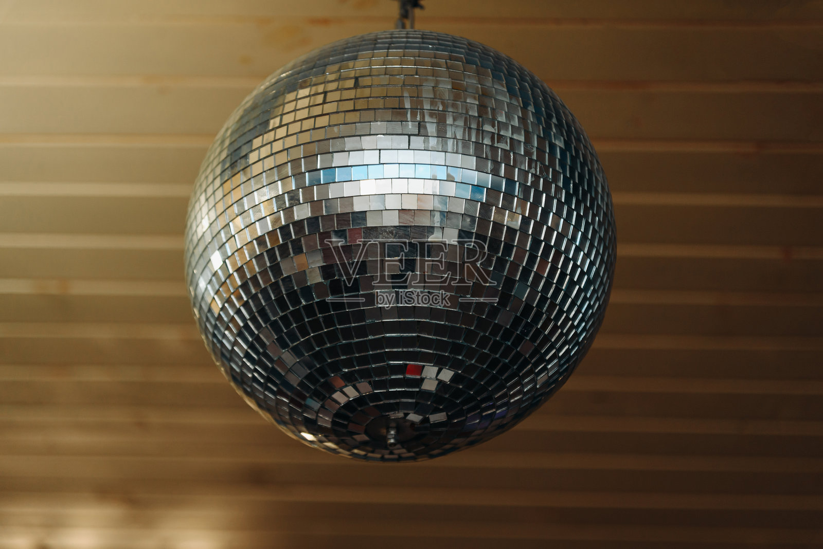 闪亮的迪斯科球挂在天花板上，背景是夜晚的派对照片摄影图片