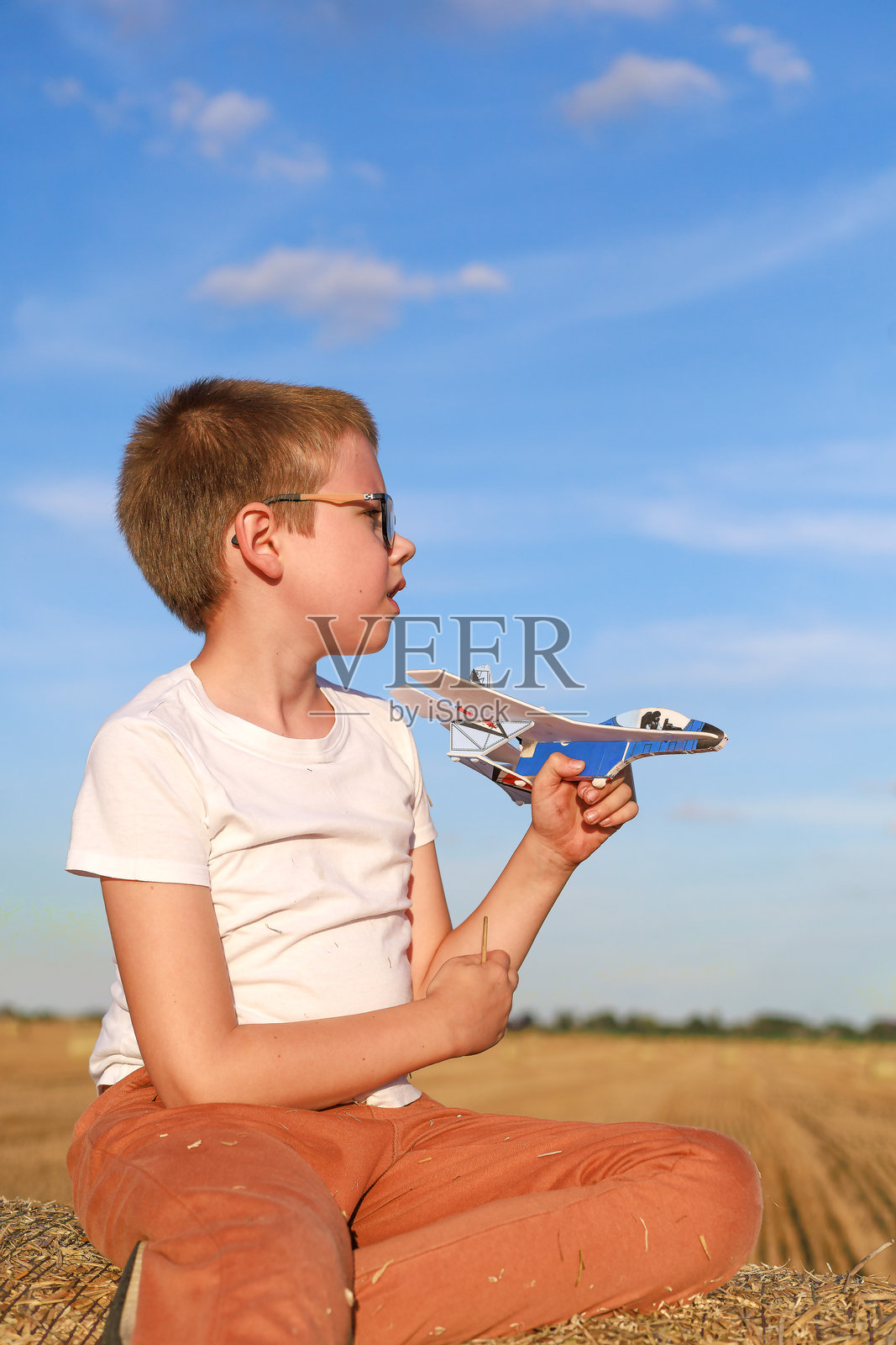 男孩拿着飞机，憧憬着梦想照片摄影图片