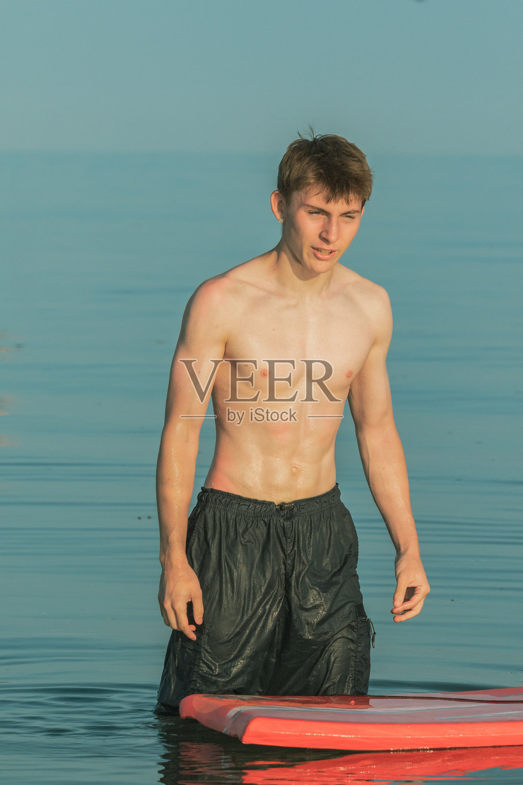 少年站在海里照片摄影图片