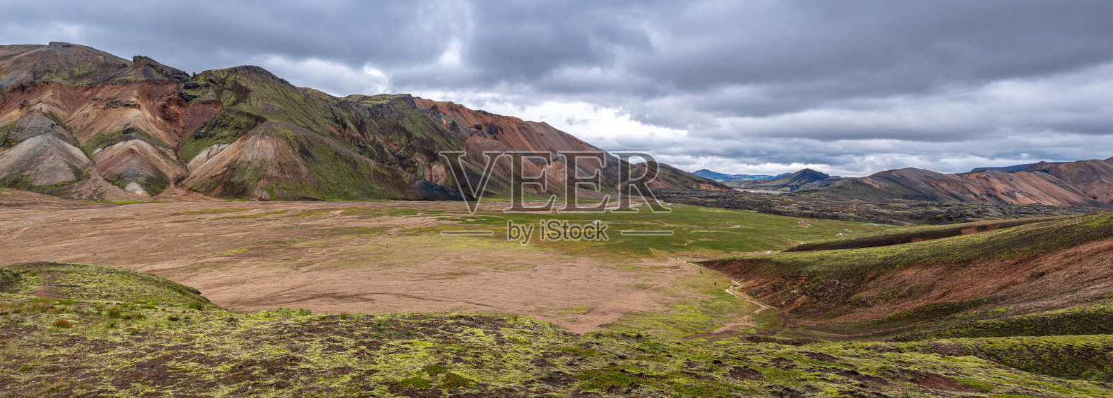 色彩斑斓的流纹岩山脉和长满苔藓的山谷照片摄影图片
