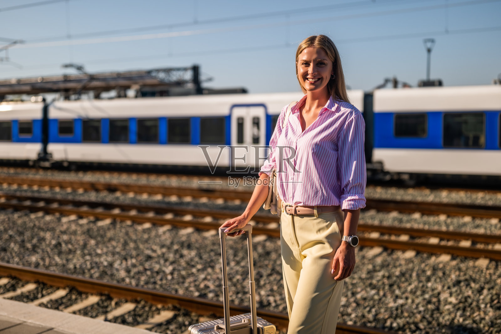 自信的女商人在火车站照片摄影图片