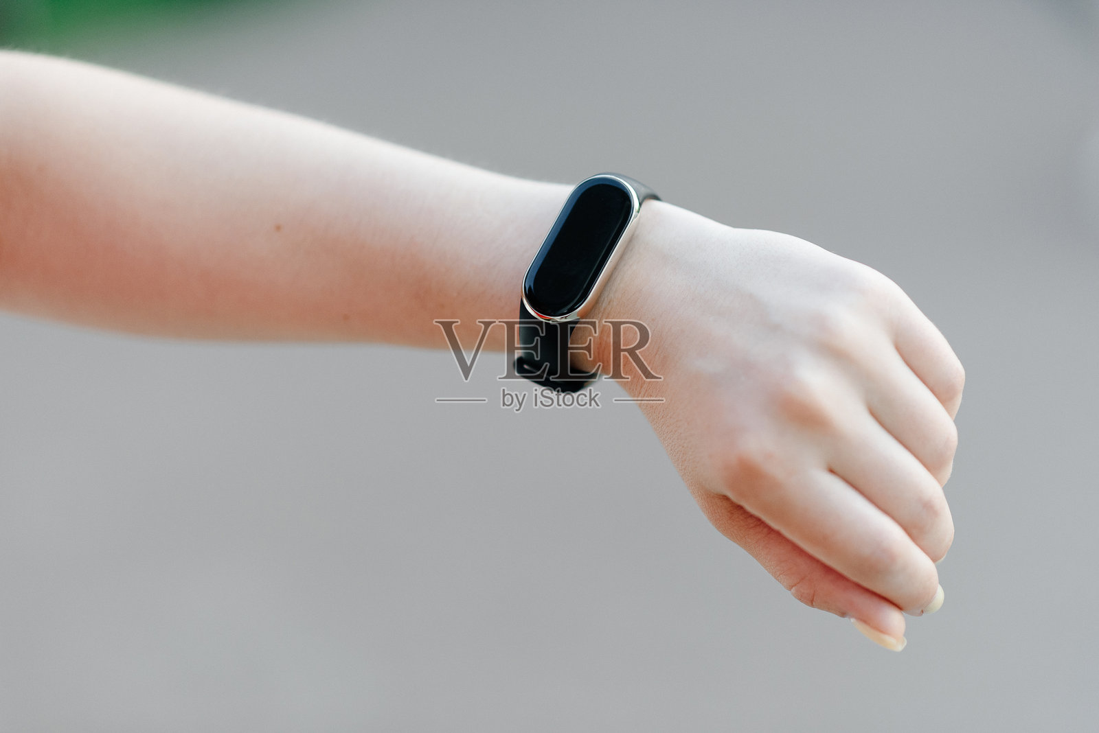 年轻女子手腕上的黑色健身手表照片摄影图片