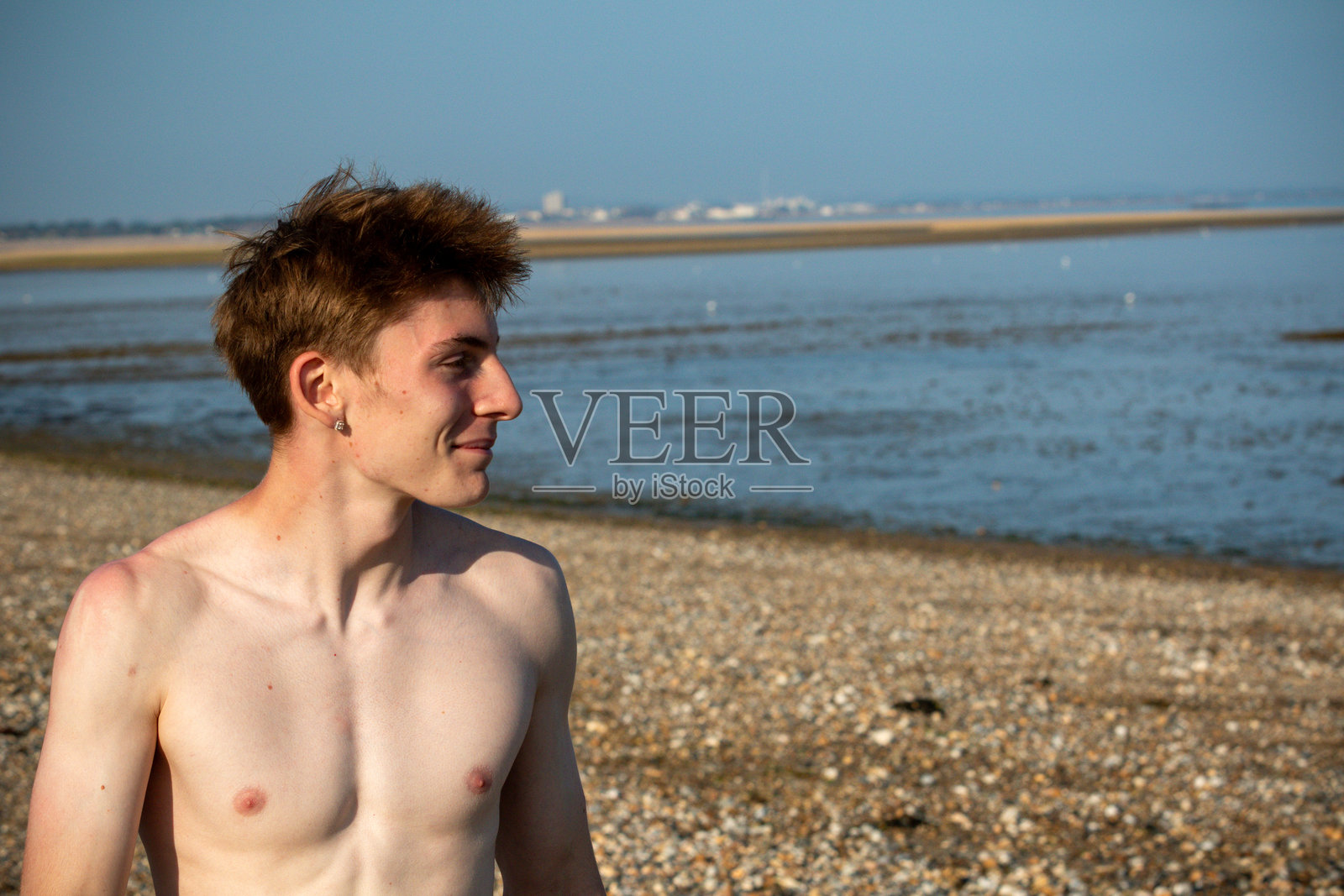 一名青少年男孩在户外行走的风景镜头照片摄影图片