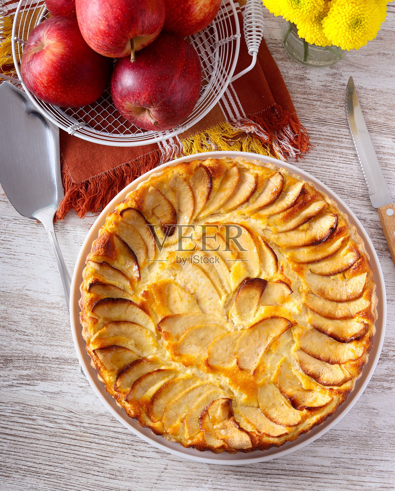 盘子里的苹果派照片摄影图片