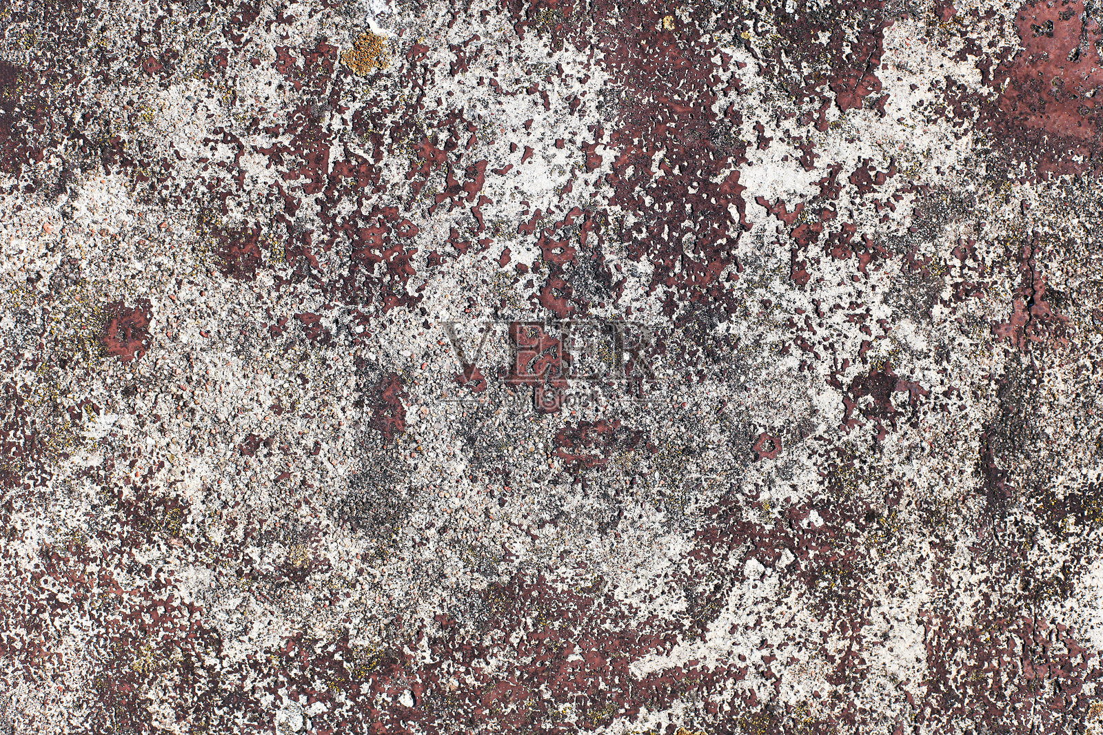 古老粗糙的墙壁纹理。饱经风霜的混凝土表面，带有红色和灰色调。照片摄影图片