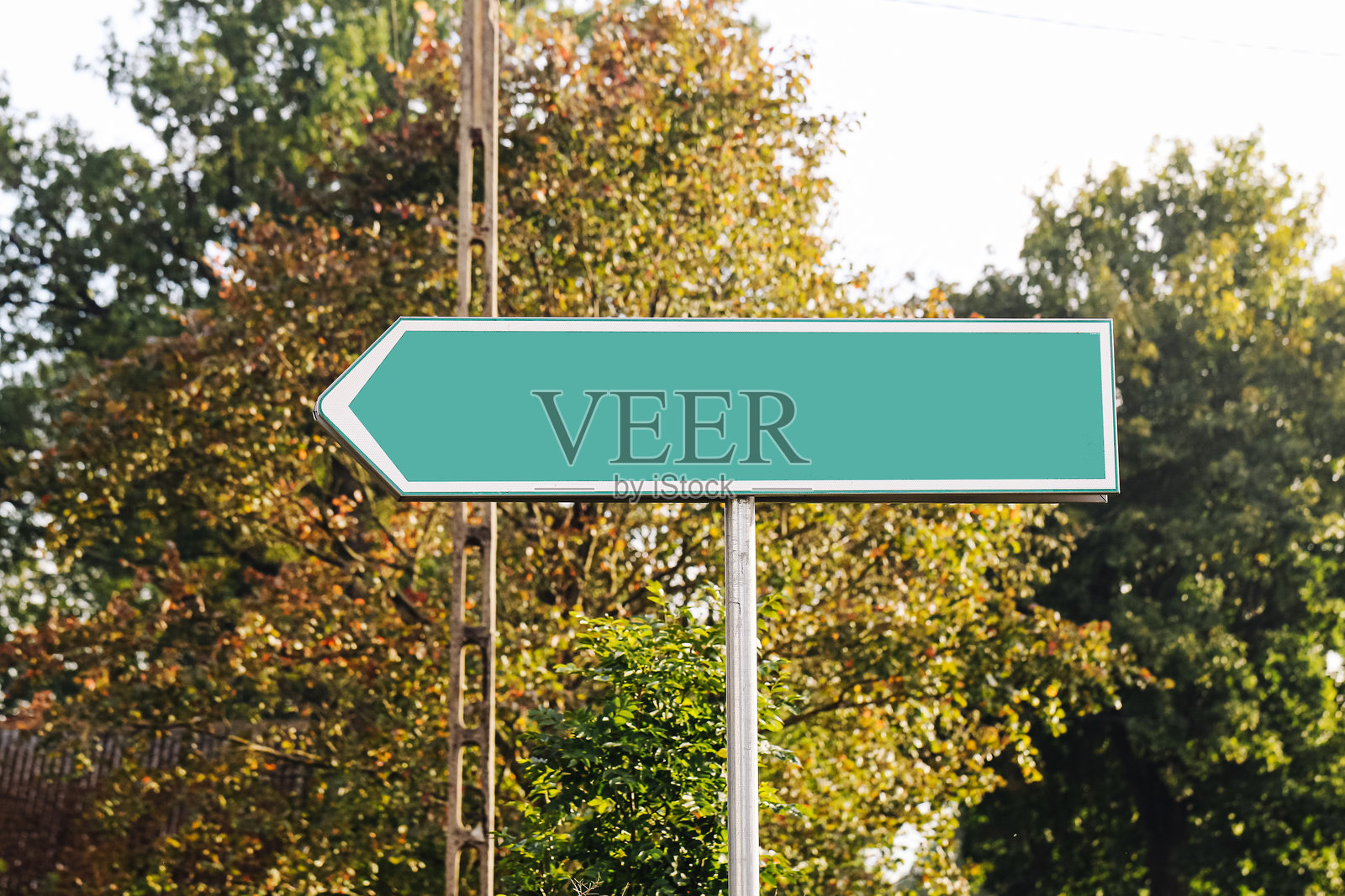 空白的绿色路标。金属杆上有空的复制空间。乡村的指示牌。照片摄影图片