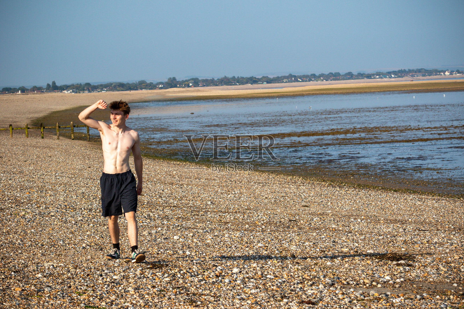 十几岁的男孩在户外行走的风光照照片摄影图片