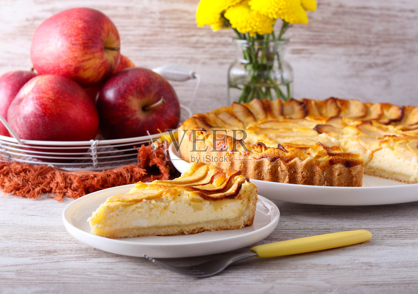 苹果奶酪派，已切片照片摄影图片