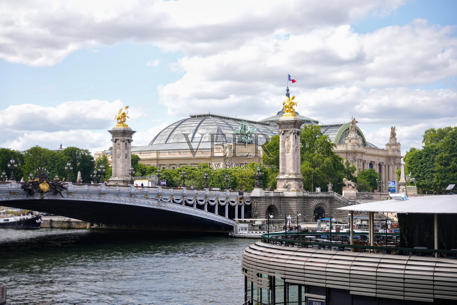 法国巴黎，亚历山大三世桥和大小皇宫横跨塞纳河照片摄影图片