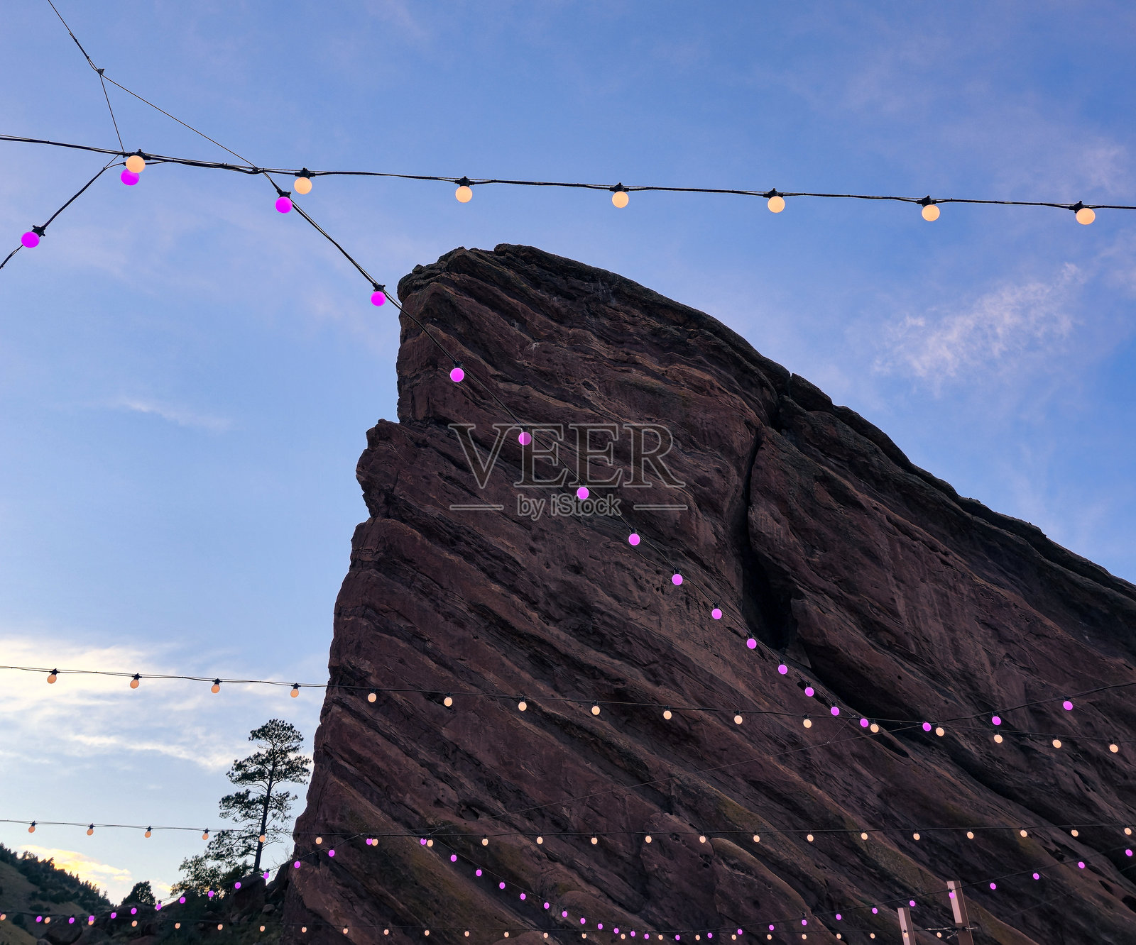 红岩国家公园的暮光与节日串灯照片摄影图片