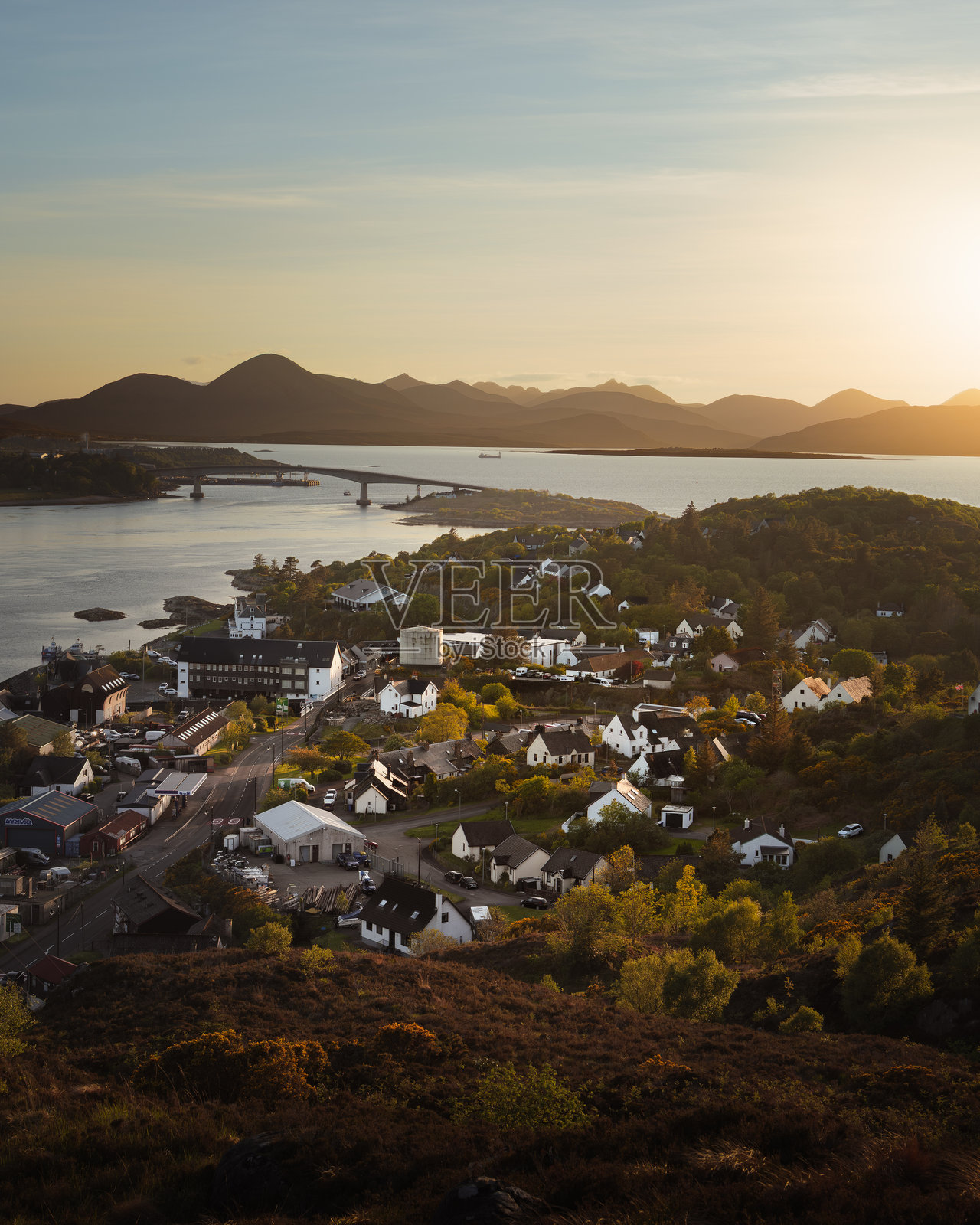 苏格兰洛哈尔什凯尔日落，斯凯大桥，高地照片摄影图片