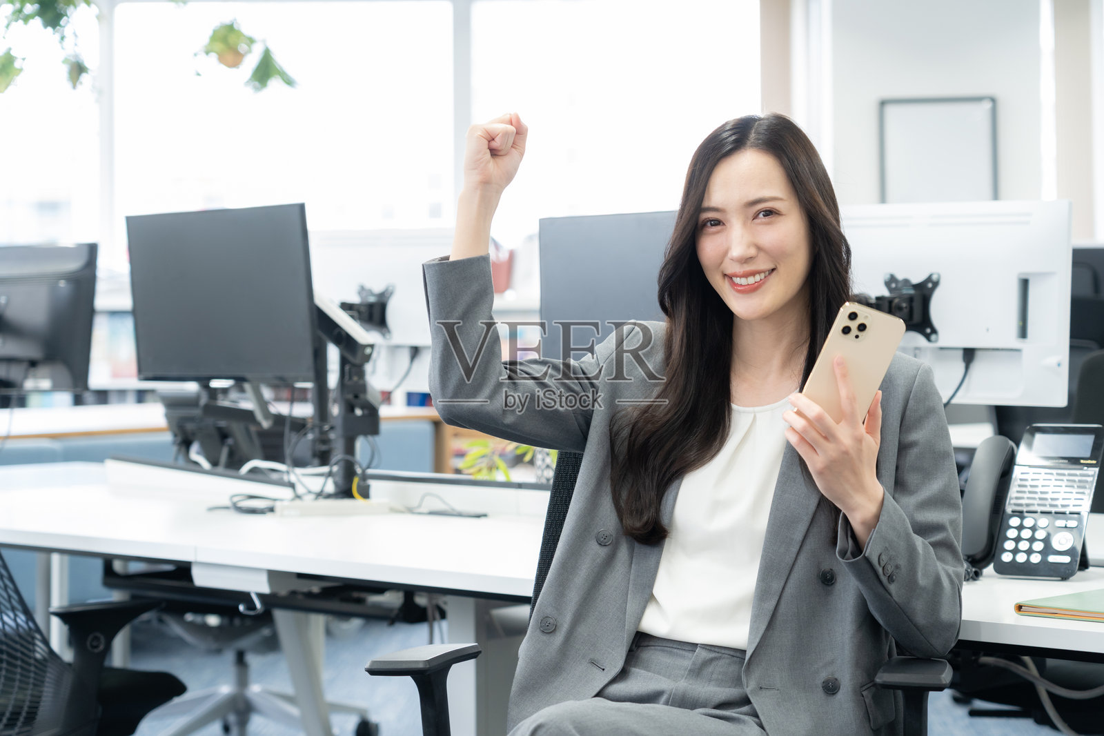 在办公室工作的女商人照片摄影图片