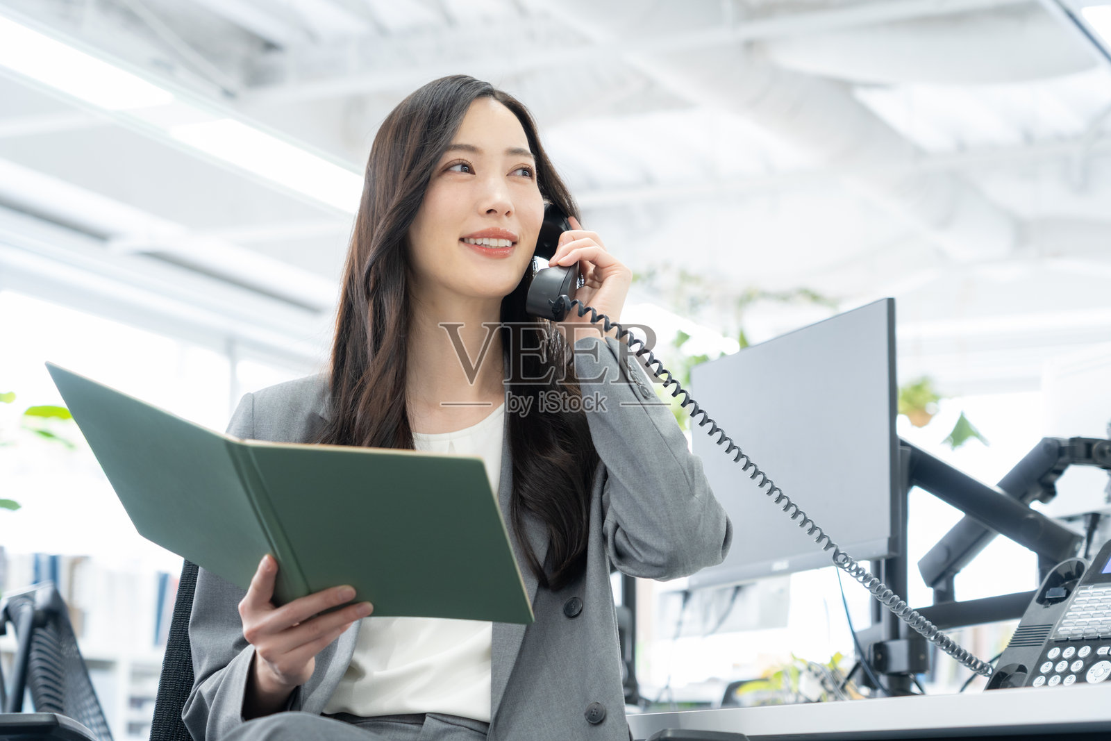 女商人在办公室工作照片摄影图片