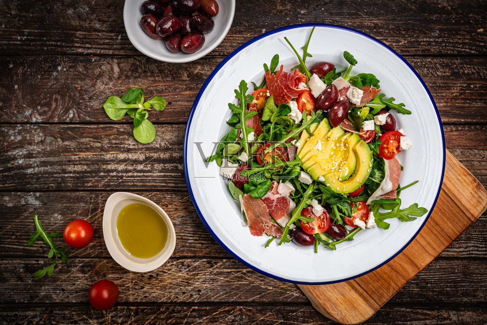 牛油果、沙拉叶和伊比利亚火腿或意大利熏火腿的绿色沙拉照片摄影图片
