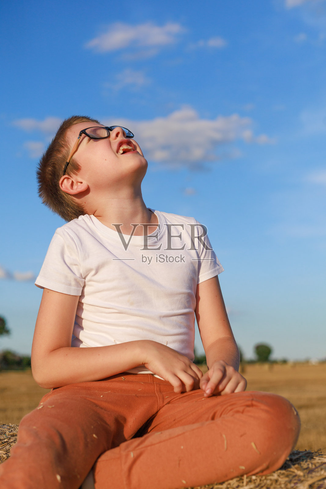 男孩享受夏日的天空照片摄影图片