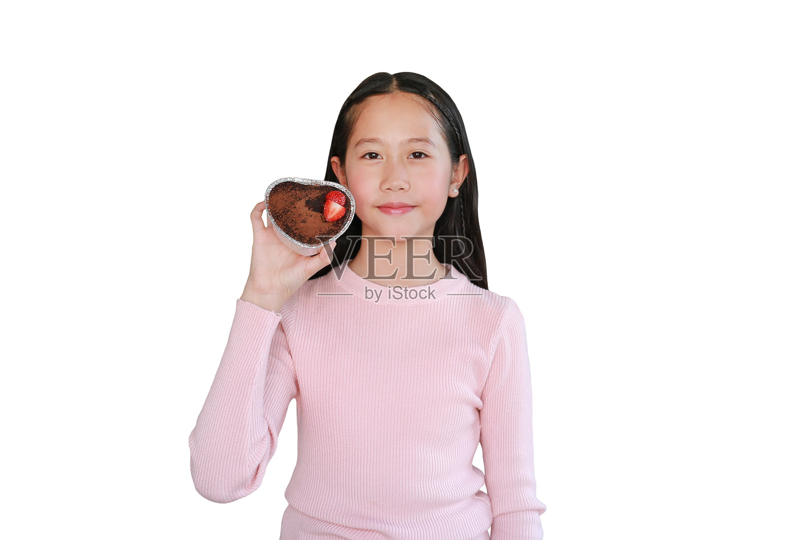 身穿白色上衣的漂亮亚洲女孩，展示着上面有草莓的巧克力蛋糕，背景为白色。图片包含剪切路径。照片摄影图片