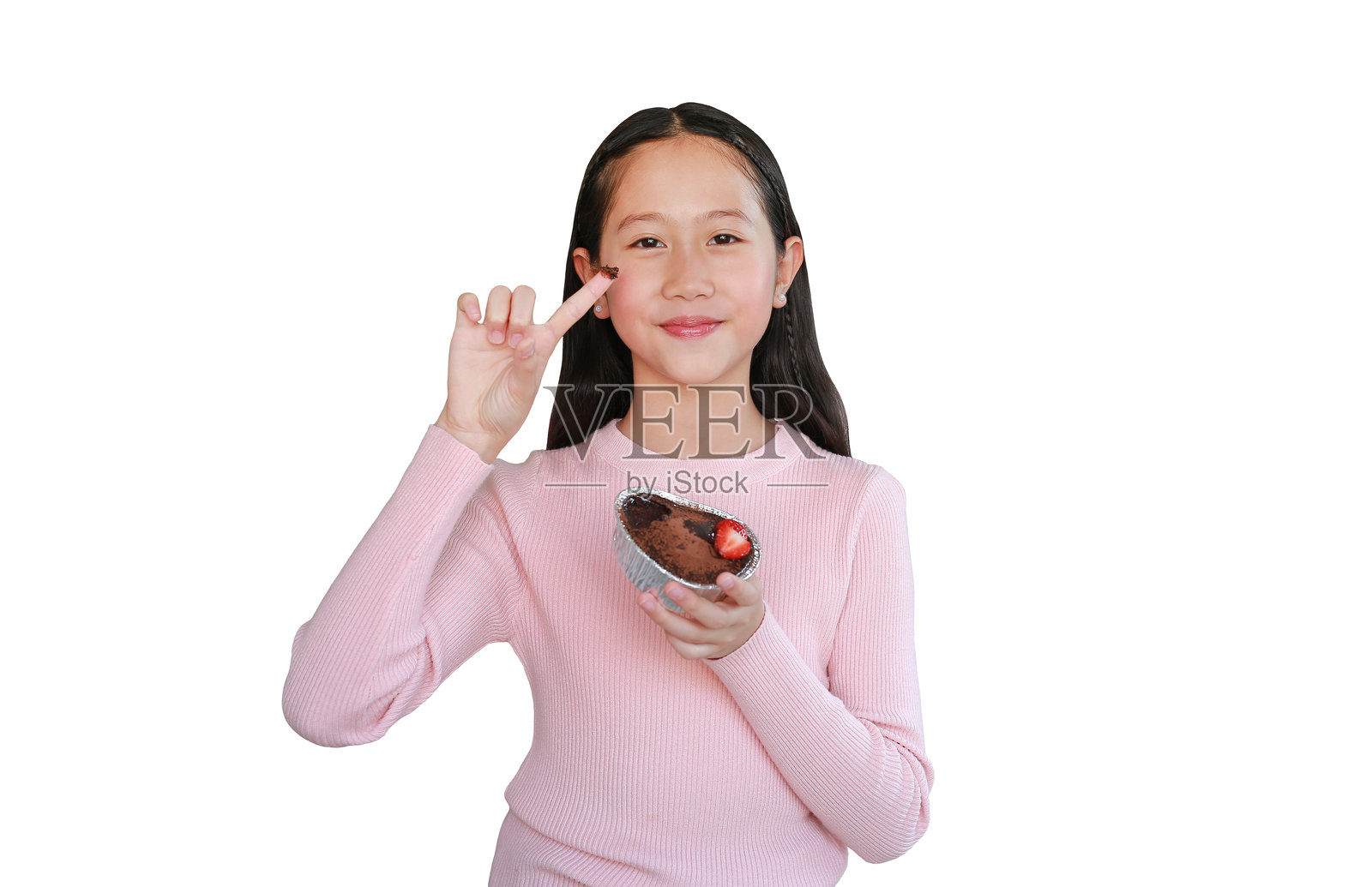 一位漂亮的亚洲女孩将一块巧克力蛋糕放在食指上，背景为白色。图片包含剪切路径。照片摄影图片
