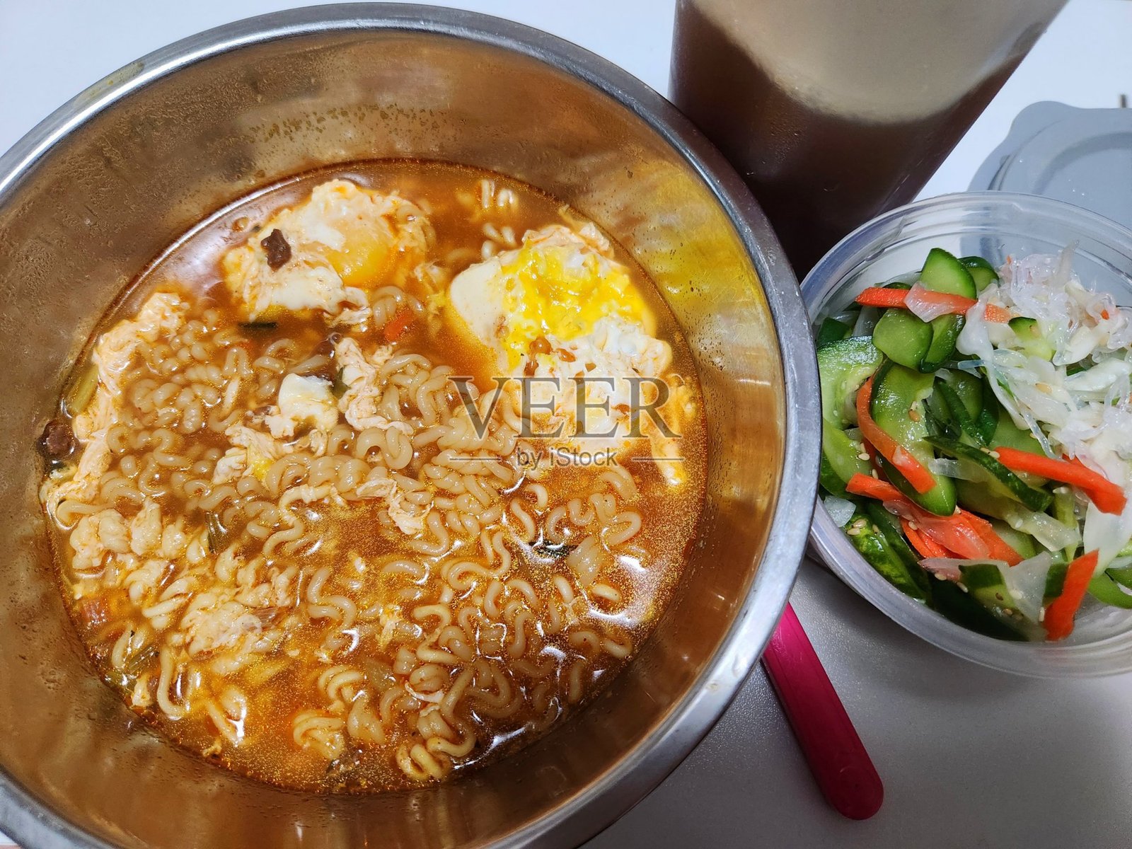 一碗热气腾腾的拉面，配有劲道的面条、浓郁辛辣的汤底，以及葱花、鸡蛋和蔬菜等美味配料。这款快速又令人满足的家常菜是人们的最爱。照片摄影图片