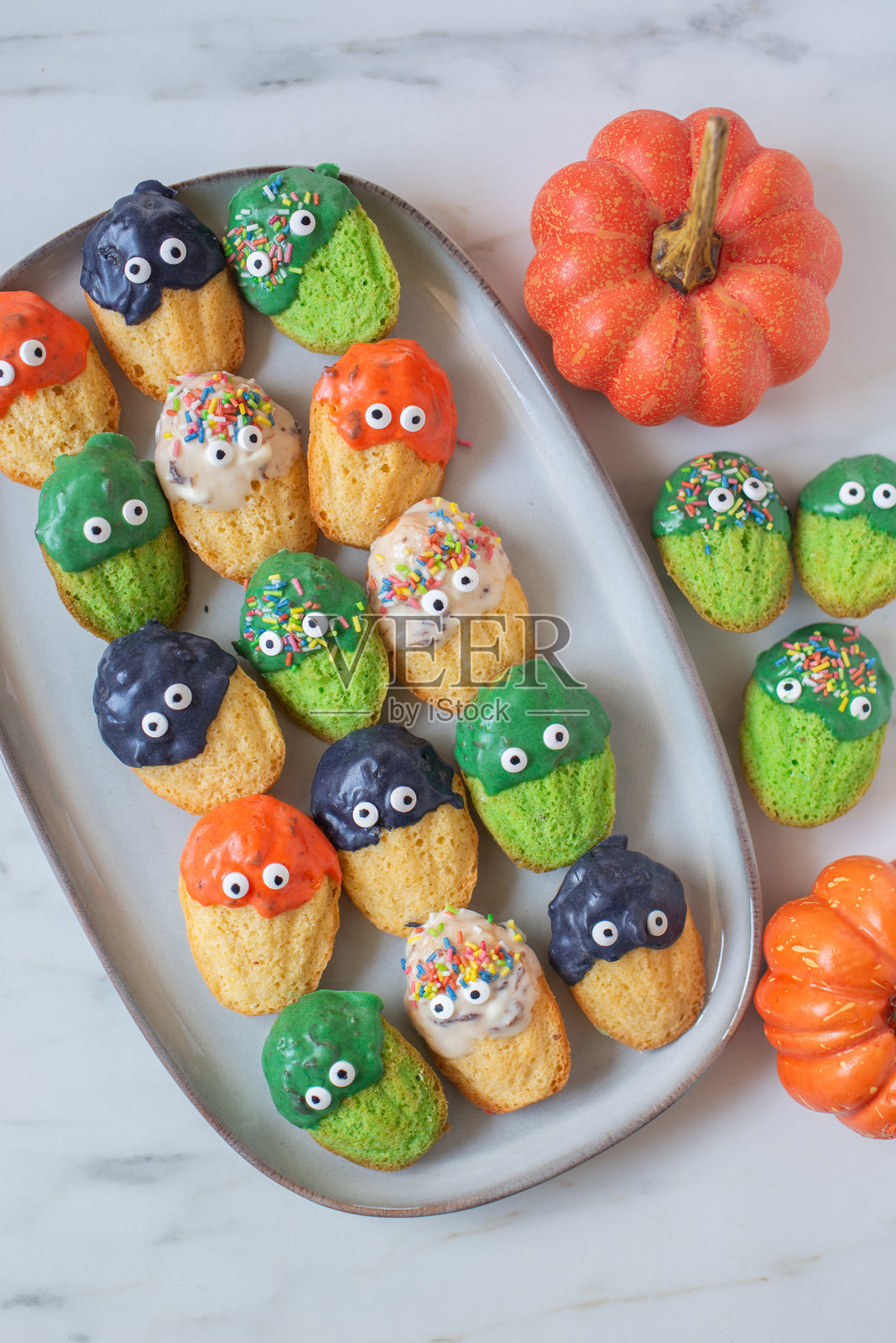 万圣节主题的彩色玛德琳小蛋糕照片摄影图片