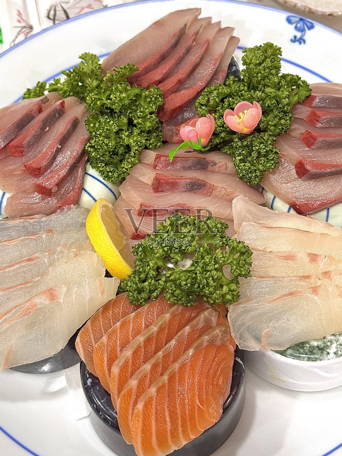 新鲜细致的生鱼片，色彩鲜艳，切工完美，摆盘精美。这道传统的日本美食，突显了优质海鲜的纯粹风味。照片摄影图片