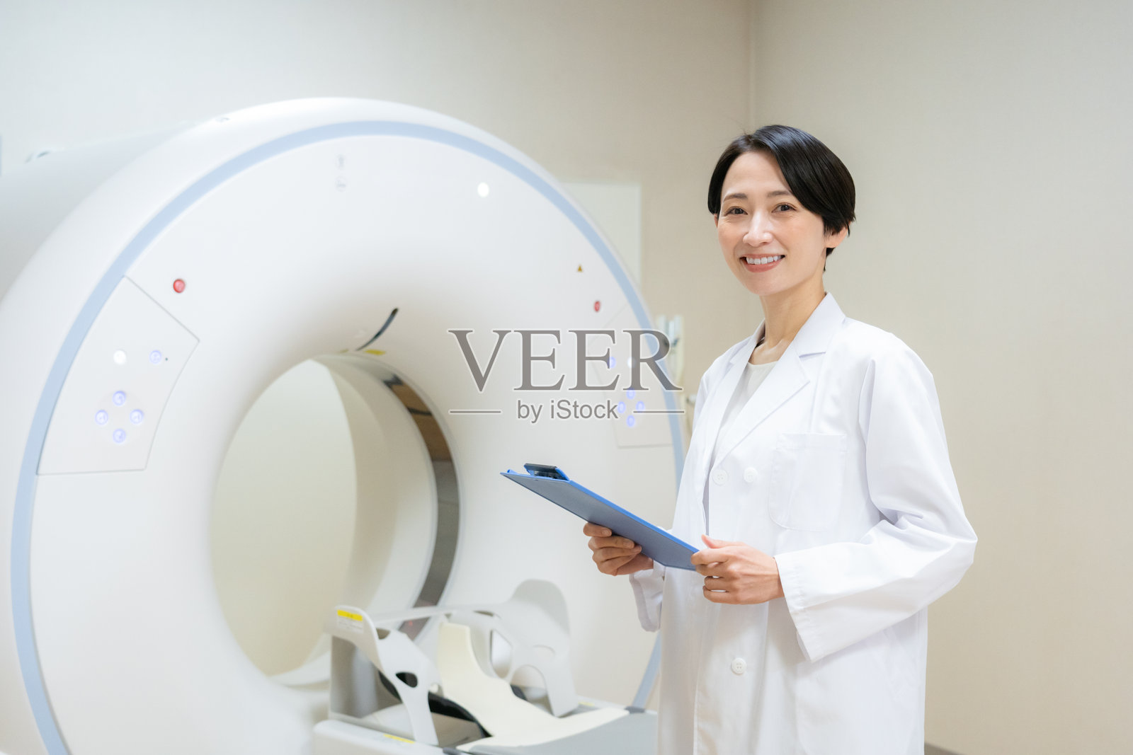 技术人员正在进行CT扫描照片摄影图片