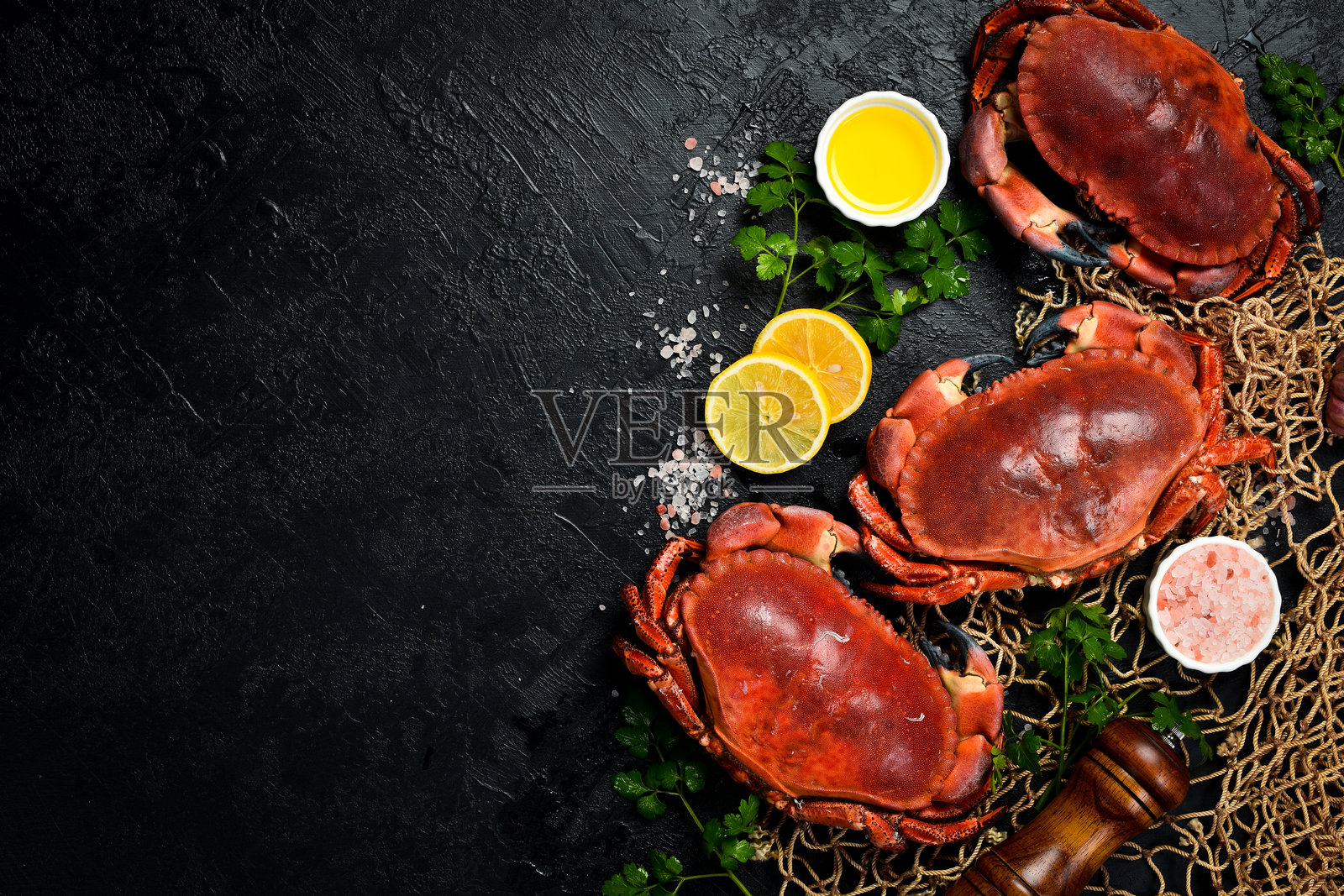 美味的煮大螃蟹带爪，配柠檬、盐和香料。是搭配啤酒或葡萄酒的绝佳开胃菜。照片摄影图片