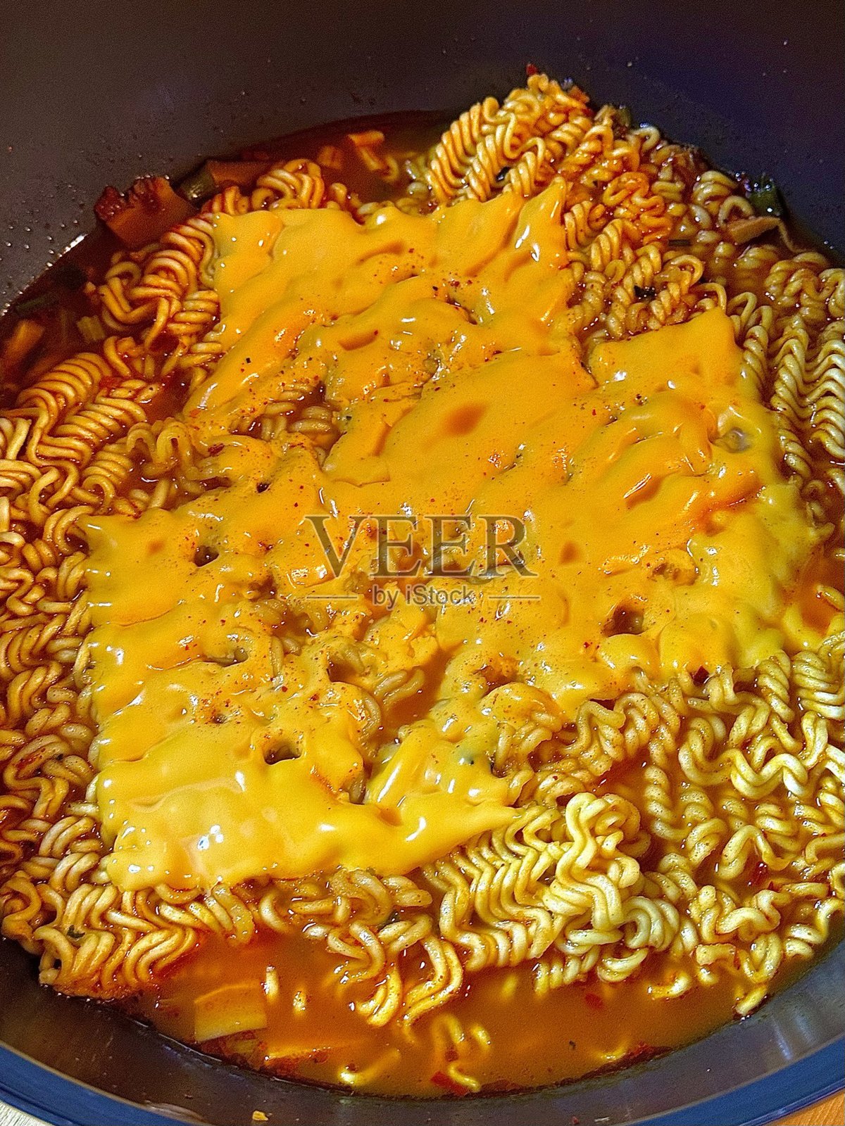 辛拉面，特写拉面或泡面，一种韩式辣味汤面。韩式方便面配鸡蛋 - 韩式风格照片摄影图片