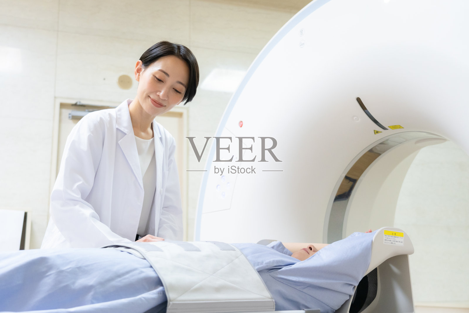 一位女性正在接受CT扫描照片摄影图片