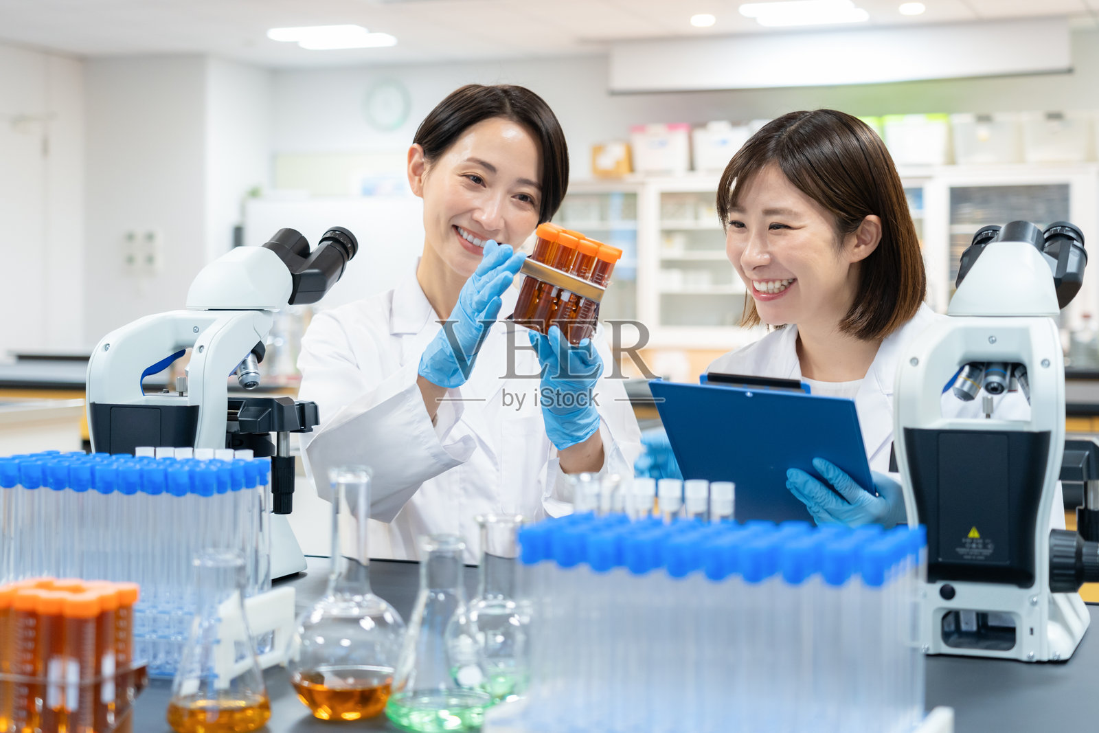 研究人员进行实验照片摄影图片